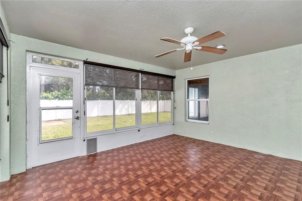 合同活跃: $215,000 (2 贝兹, 2 浴室, 1695 平方英尺)