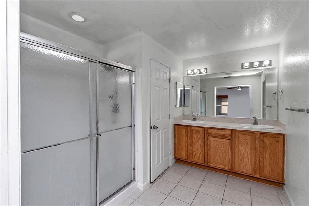 合同活跃: $215,000 (2 贝兹, 2 浴室, 1695 平方英尺)