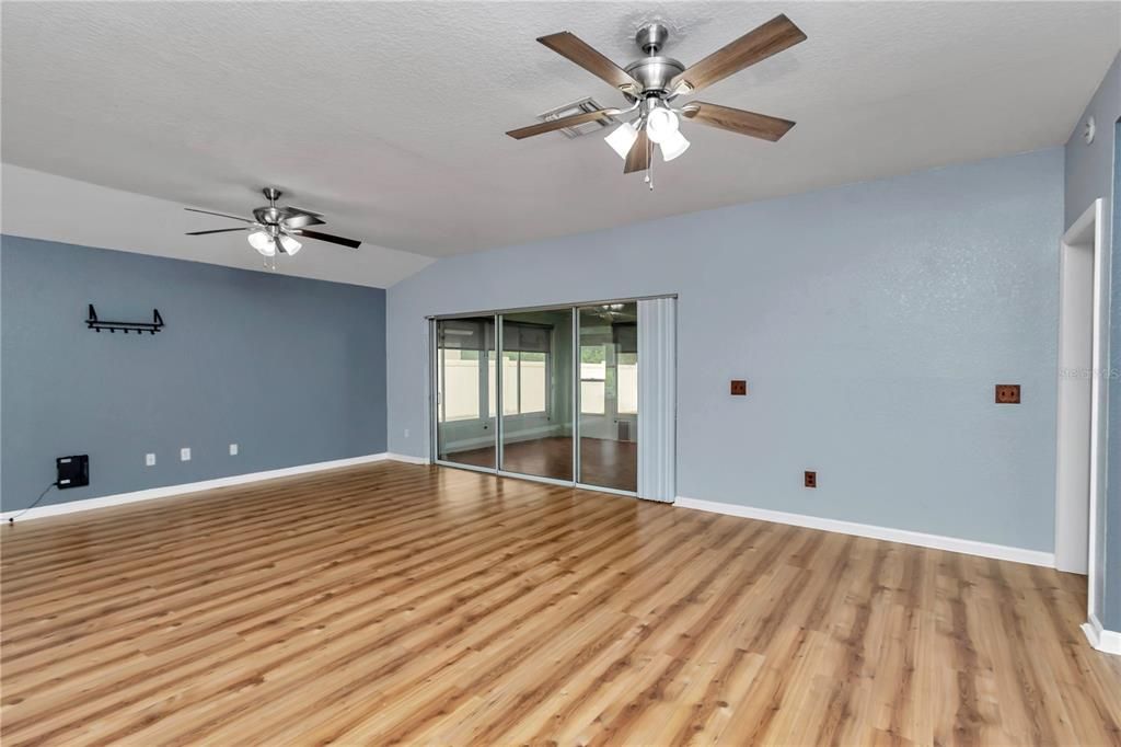 合同活跃: $215,000 (2 贝兹, 2 浴室, 1695 平方英尺)