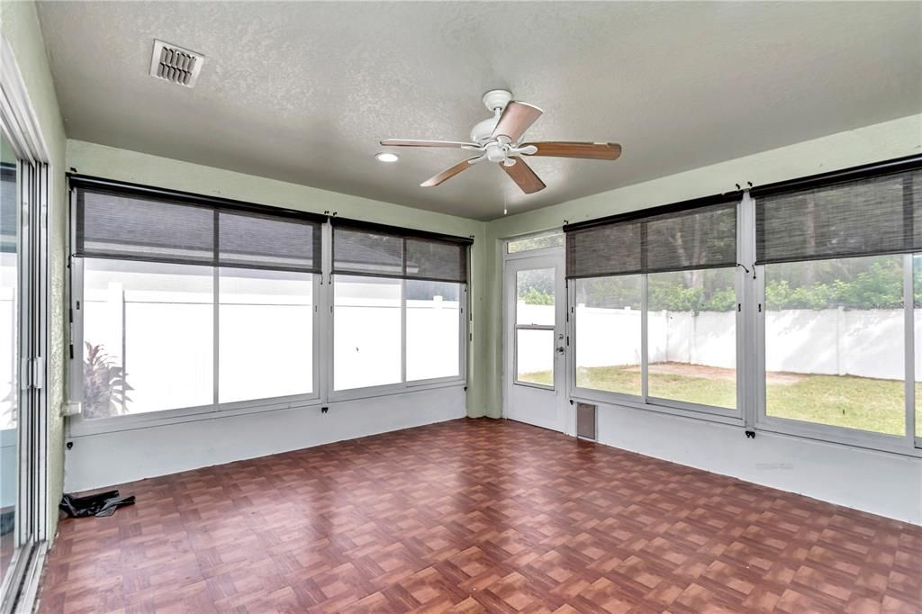 合同活跃: $215,000 (2 贝兹, 2 浴室, 1695 平方英尺)