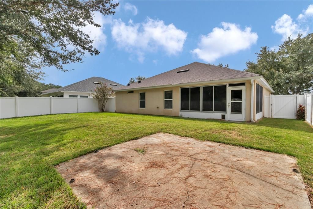 合同活跃: $215,000 (2 贝兹, 2 浴室, 1695 平方英尺)