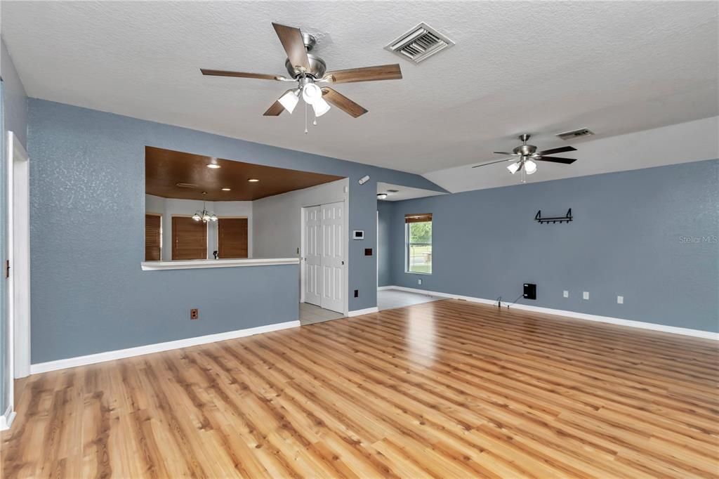 合同活跃: $215,000 (2 贝兹, 2 浴室, 1695 平方英尺)