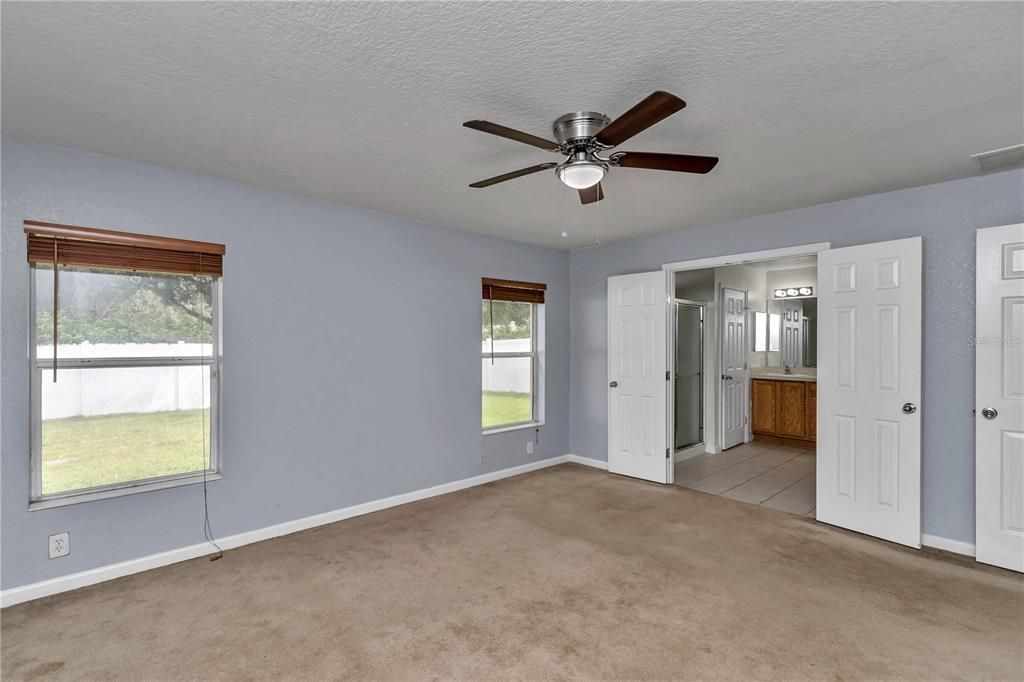 合同活跃: $215,000 (2 贝兹, 2 浴室, 1695 平方英尺)