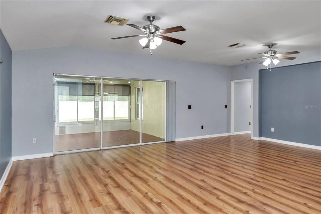 合同活跃: $215,000 (2 贝兹, 2 浴室, 1695 平方英尺)