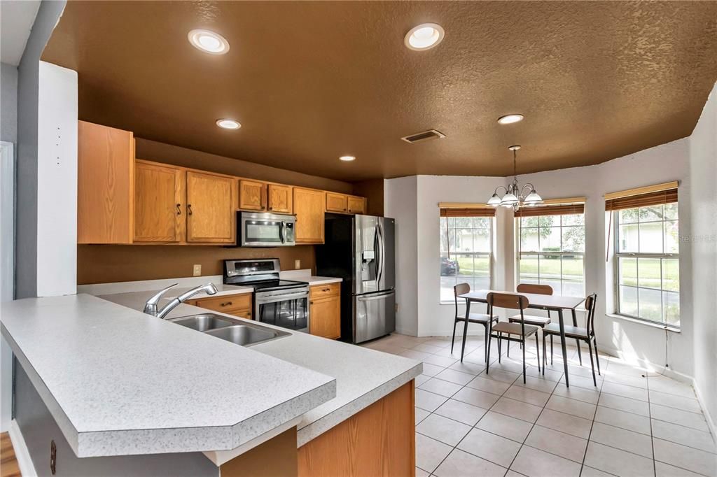 合同活跃: $215,000 (2 贝兹, 2 浴室, 1695 平方英尺)