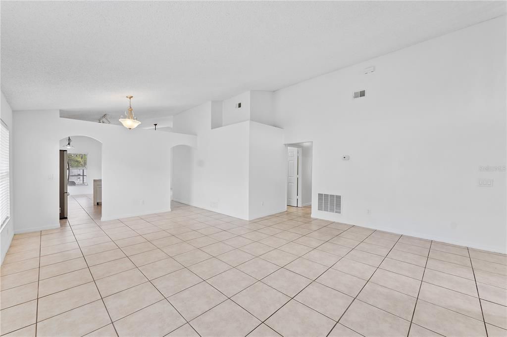 合同活跃: $2,550 (4 贝兹, 2 浴室, 1858 平方英尺)