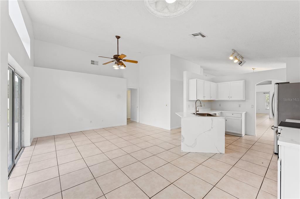 合同活跃: $2,550 (4 贝兹, 2 浴室, 1858 平方英尺)