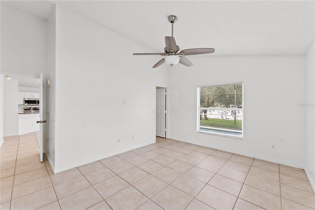 合同活跃: $2,550 (4 贝兹, 2 浴室, 1858 平方英尺)