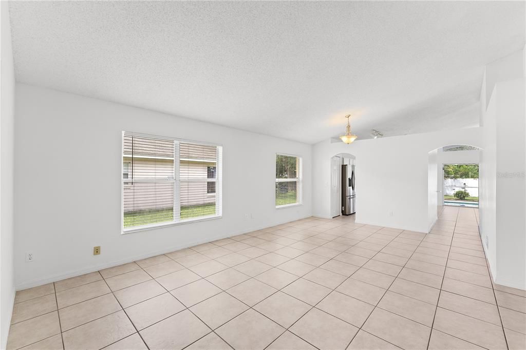 合同活跃: $2,550 (4 贝兹, 2 浴室, 1858 平方英尺)