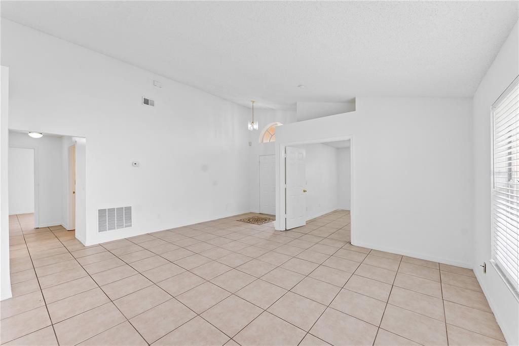 合同活跃: $2,550 (4 贝兹, 2 浴室, 1858 平方英尺)