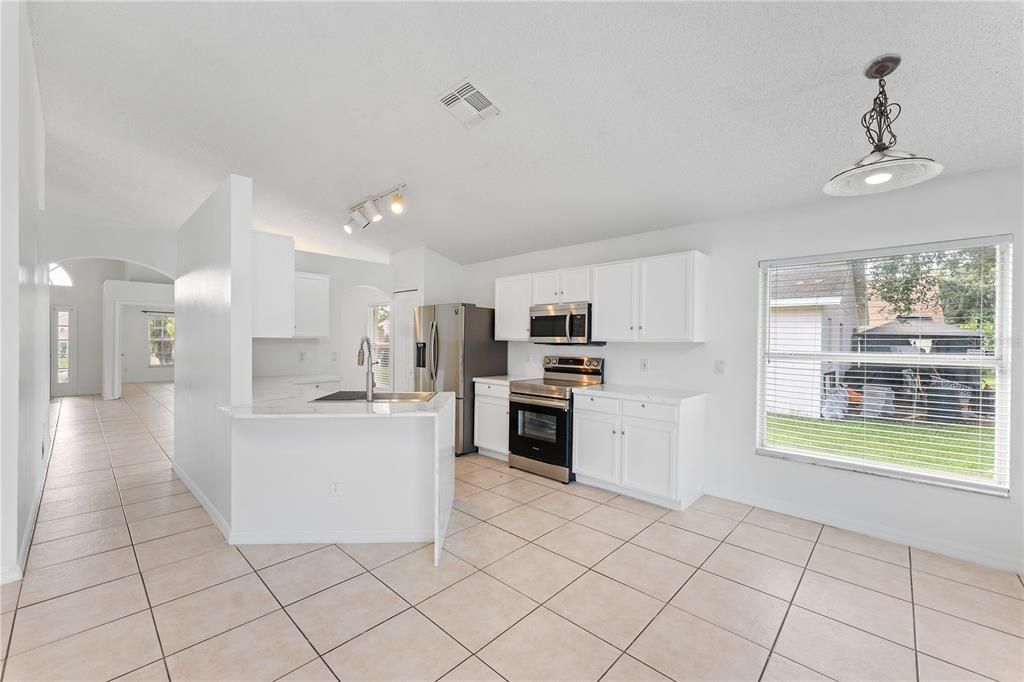 合同活跃: $2,550 (4 贝兹, 2 浴室, 1858 平方英尺)