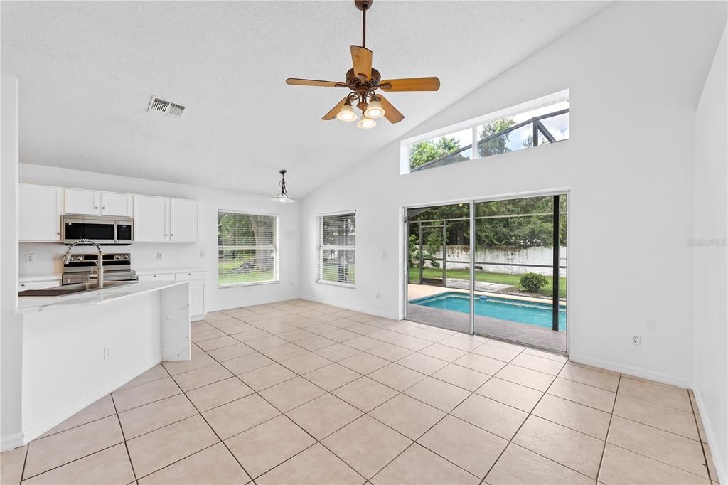 合同活跃: $2,550 (4 贝兹, 2 浴室, 1858 平方英尺)