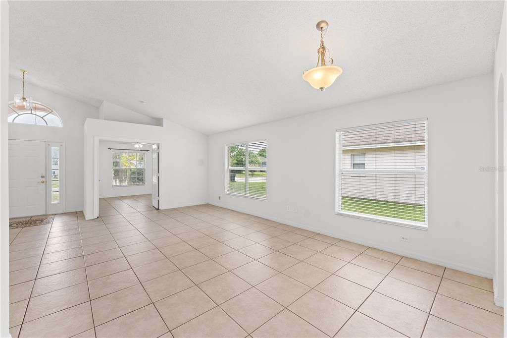 合同活跃: $2,550 (4 贝兹, 2 浴室, 1858 平方英尺)