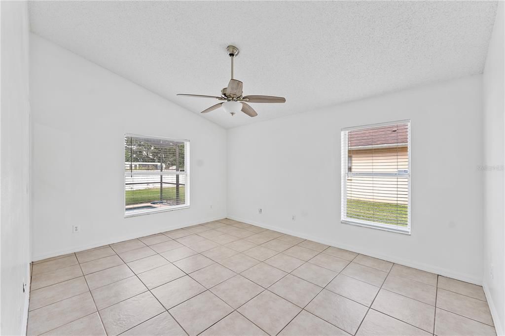 合同活跃: $2,550 (4 贝兹, 2 浴室, 1858 平方英尺)