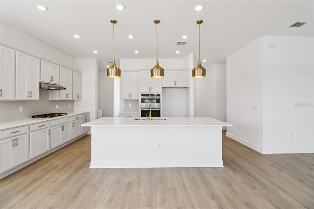 合同活跃: $629,990 (4 贝兹, 2 浴室, 2542 平方英尺)