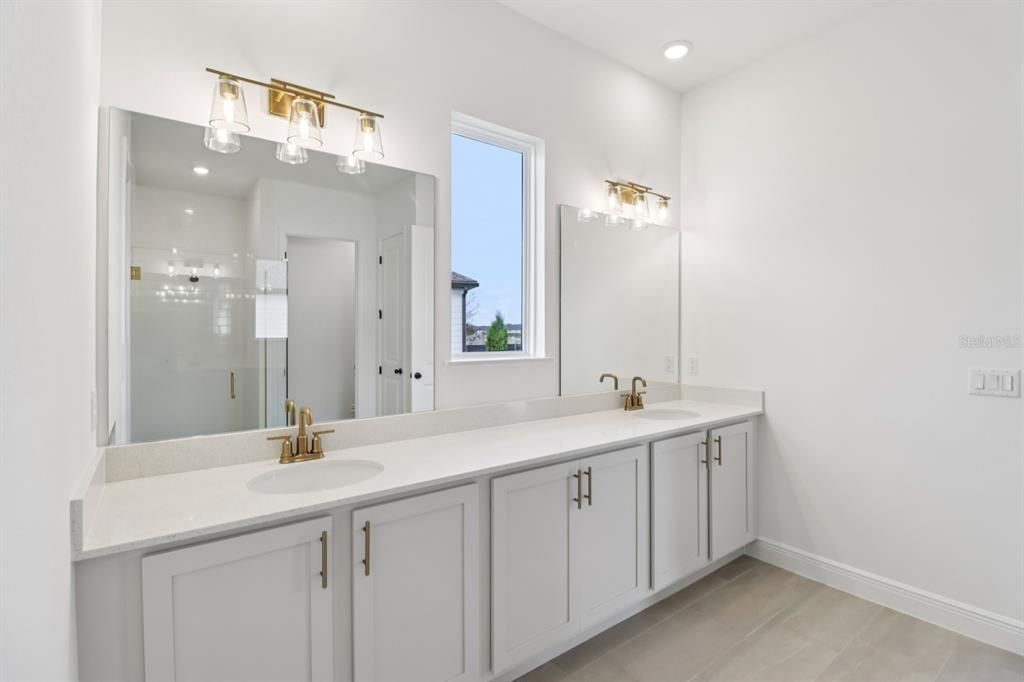 合同活跃: $629,990 (4 贝兹, 2 浴室, 2542 平方英尺)