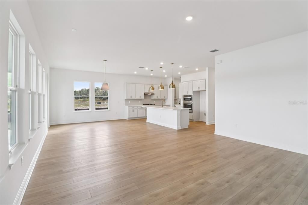 合同活跃: $629,990 (4 贝兹, 2 浴室, 2542 平方英尺)