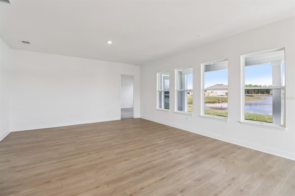 合同活跃: $629,990 (4 贝兹, 2 浴室, 2542 平方英尺)