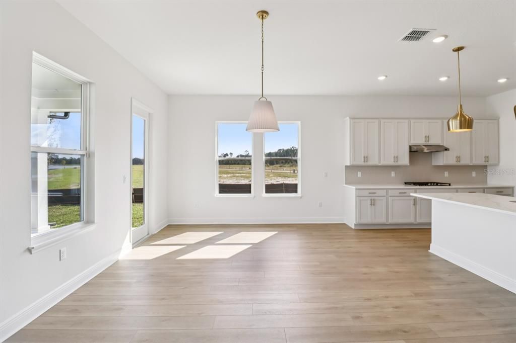 合同活跃: $629,990 (4 贝兹, 2 浴室, 2542 平方英尺)