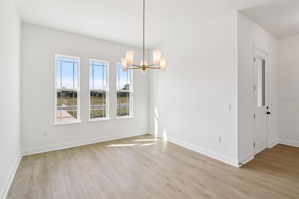 合同活跃: $629,990 (4 贝兹, 2 浴室, 2542 平方英尺)