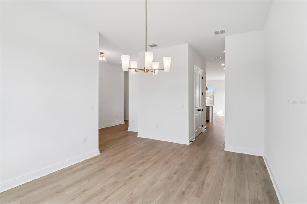 合同活跃: $629,990 (4 贝兹, 2 浴室, 2542 平方英尺)