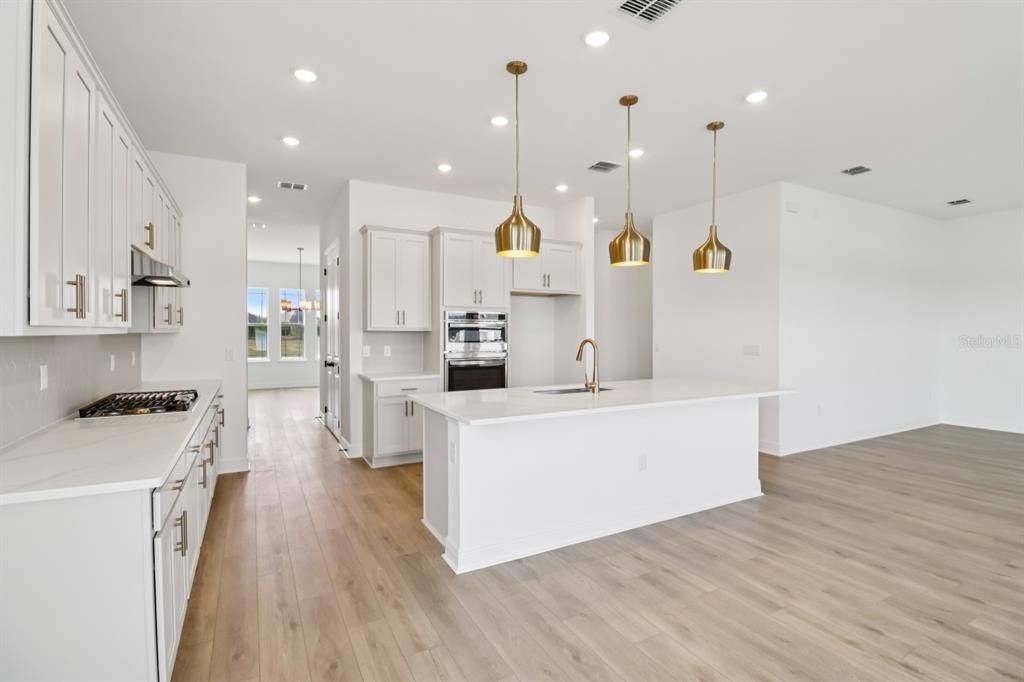 合同活跃: $629,990 (4 贝兹, 2 浴室, 2542 平方英尺)