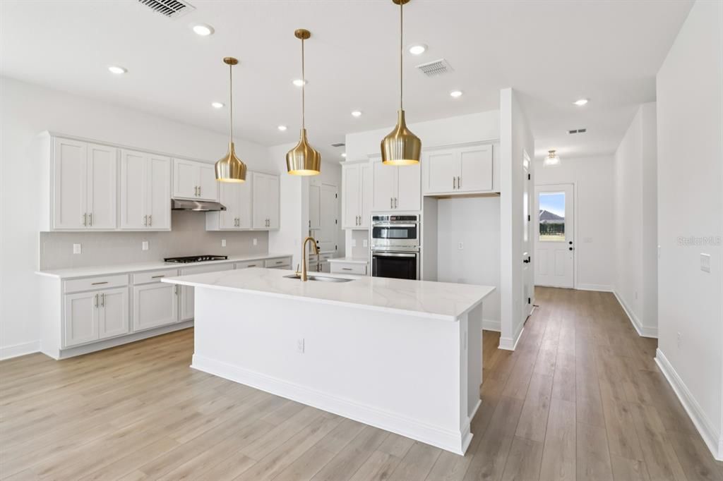 合同活跃: $629,990 (4 贝兹, 2 浴室, 2542 平方英尺)