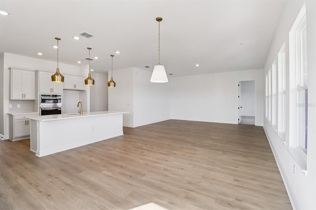 合同活跃: $629,990 (4 贝兹, 2 浴室, 2542 平方英尺)