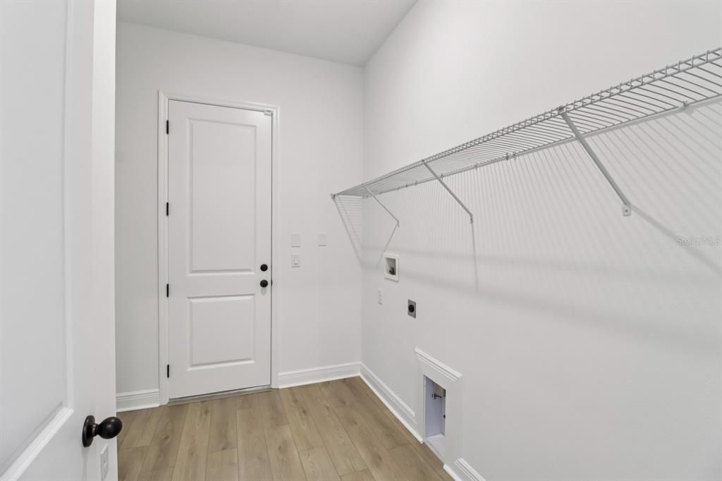 合同活跃: $629,990 (4 贝兹, 2 浴室, 2542 平方英尺)