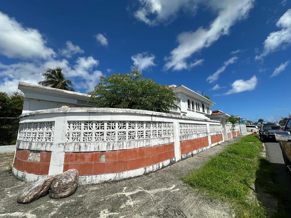 待售: $395,000 (8 贝兹, 6 浴室, 4716 平方英尺)