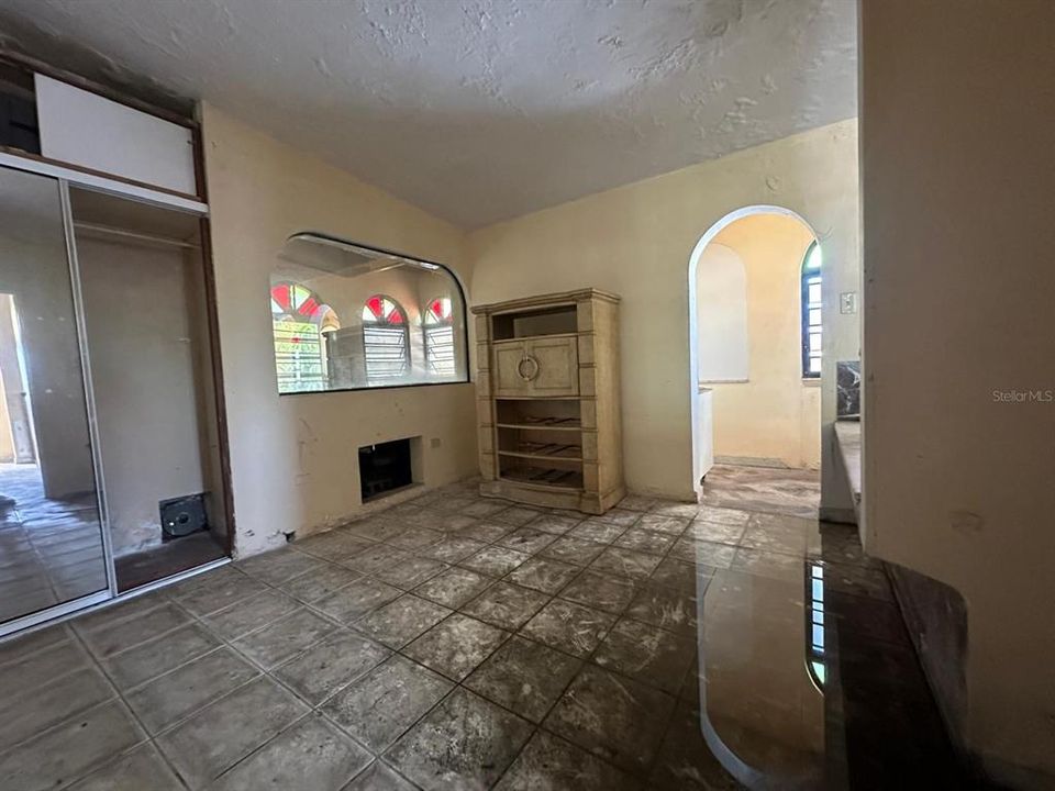 待售: $395,000 (8 贝兹, 6 浴室, 4716 平方英尺)