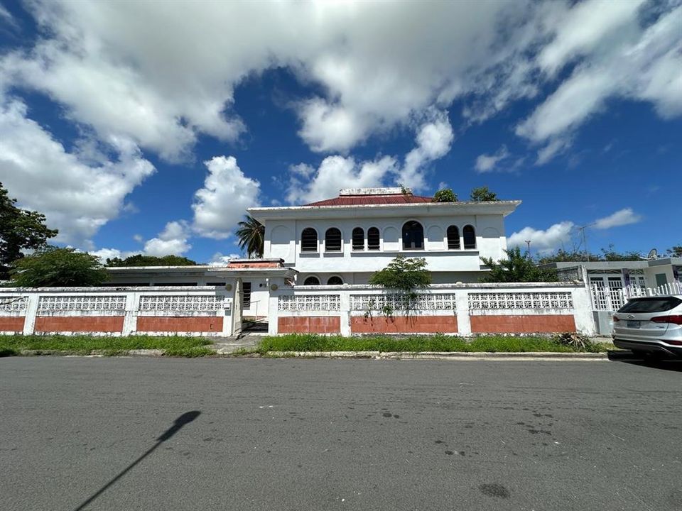 待售: $395,000 (8 贝兹, 6 浴室, 4716 平方英尺)