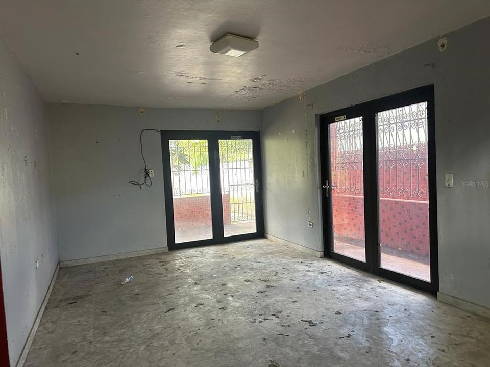 待售: $395,000 (8 贝兹, 6 浴室, 4716 平方英尺)