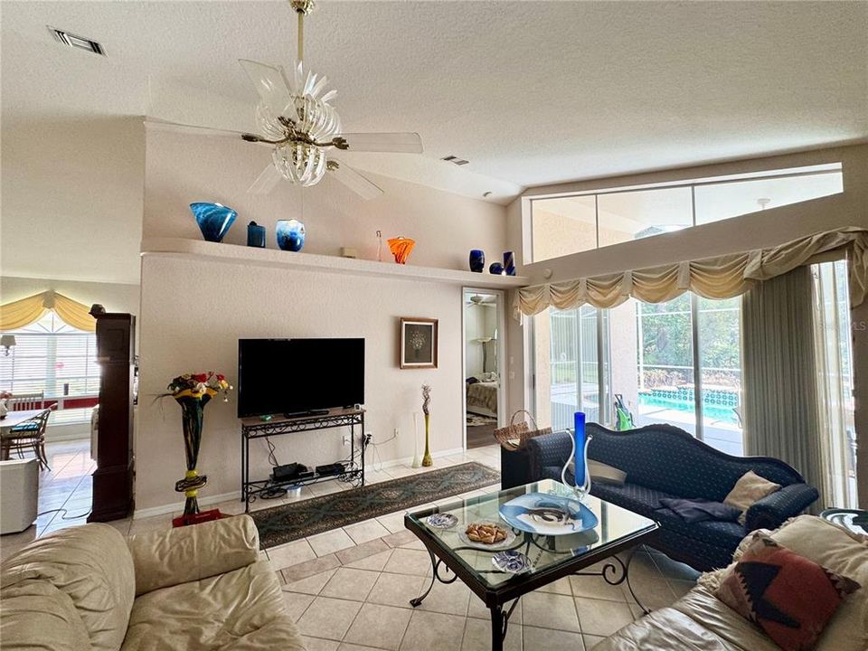 En Venta: $569,000 (3 camas, 2 baños, 1984 Pies cuadrados)