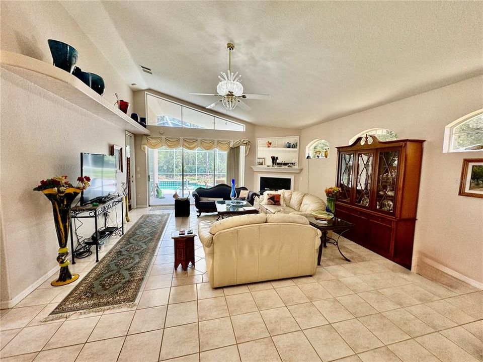 En Venta: $569,000 (3 camas, 2 baños, 1984 Pies cuadrados)