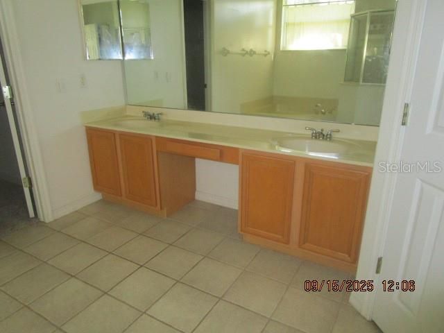 Activo con contrato: $550,000 (5 camas, 4 baños, 3376 Pies cuadrados)