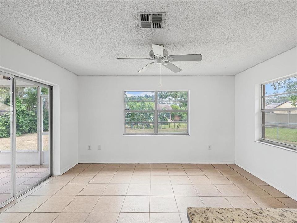 Под контрактом: $229,500 (2 спален, 2 ванн, 1239 Квадратных фут)