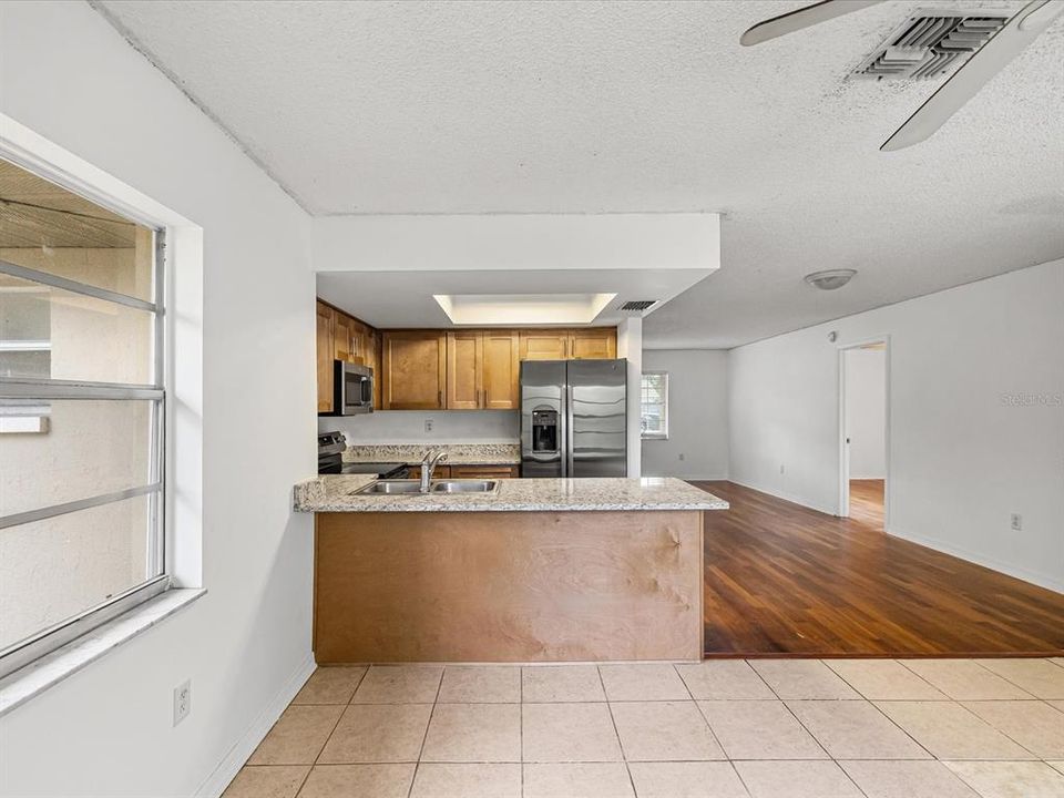 Под контрактом: $229,500 (2 спален, 2 ванн, 1239 Квадратных фут)