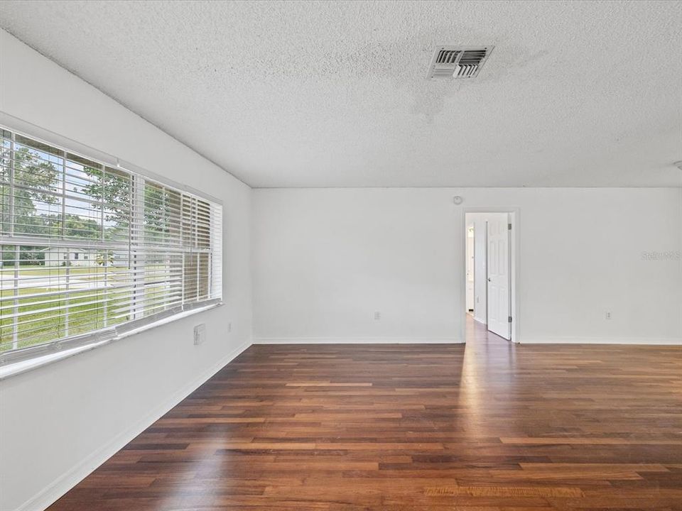 Под контрактом: $229,500 (2 спален, 2 ванн, 1239 Квадратных фут)