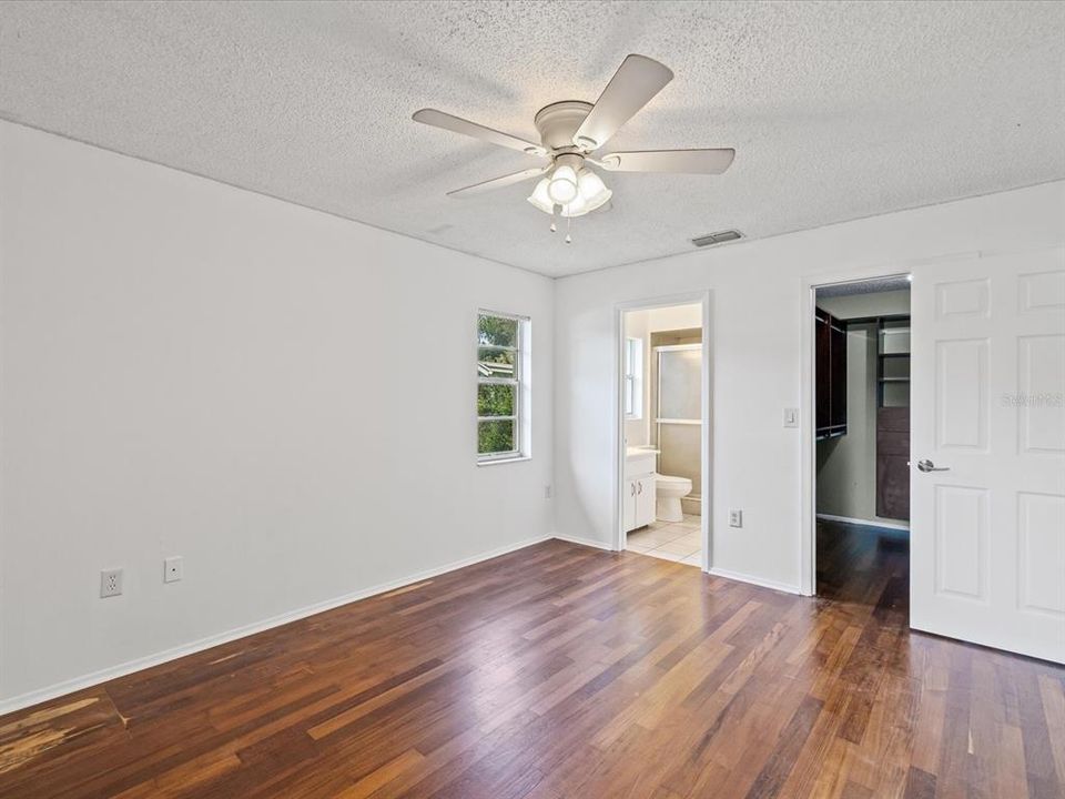 Под контрактом: $229,500 (2 спален, 2 ванн, 1239 Квадратных фут)