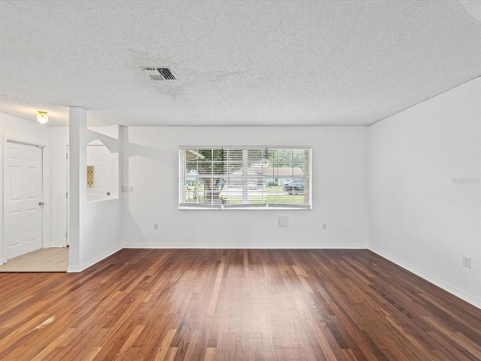 Под контрактом: $229,500 (2 спален, 2 ванн, 1239 Квадратных фут)