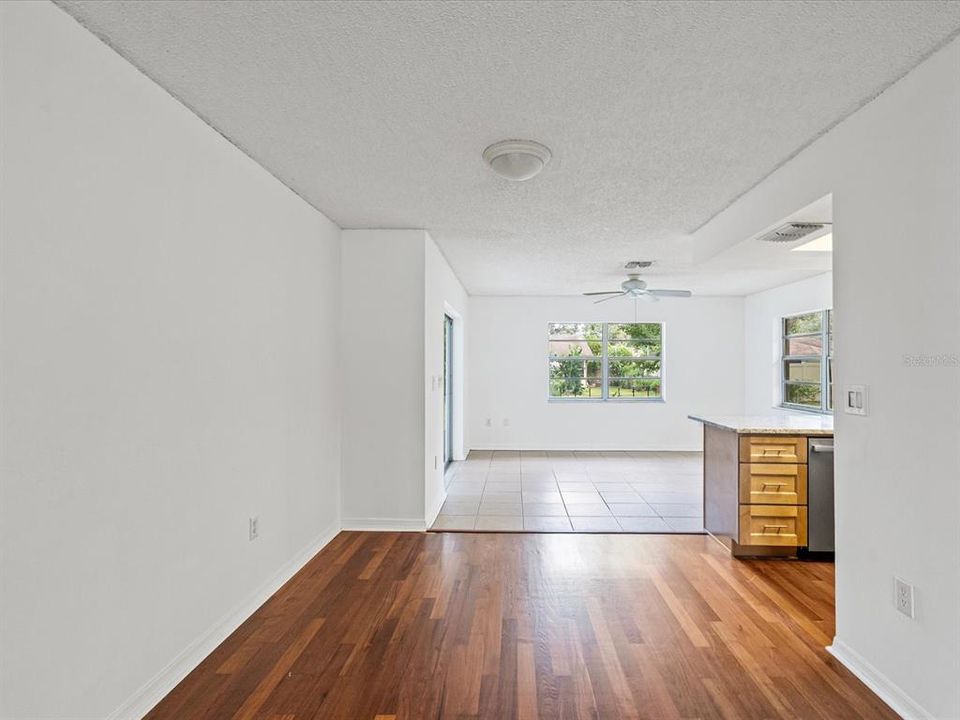 Под контрактом: $229,500 (2 спален, 2 ванн, 1239 Квадратных фут)