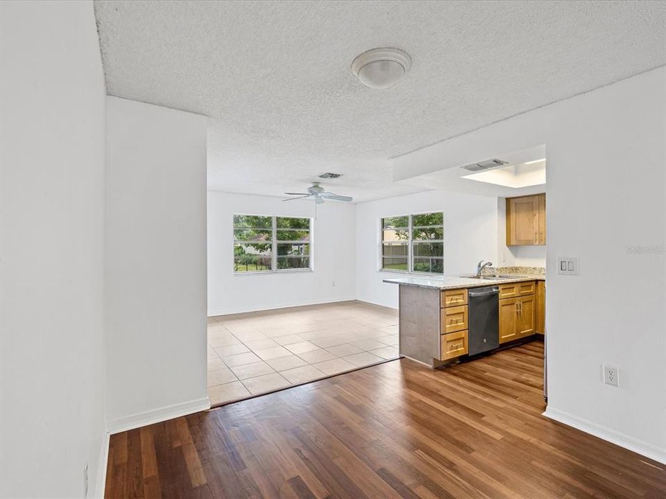 Под контрактом: $229,500 (2 спален, 2 ванн, 1239 Квадратных фут)