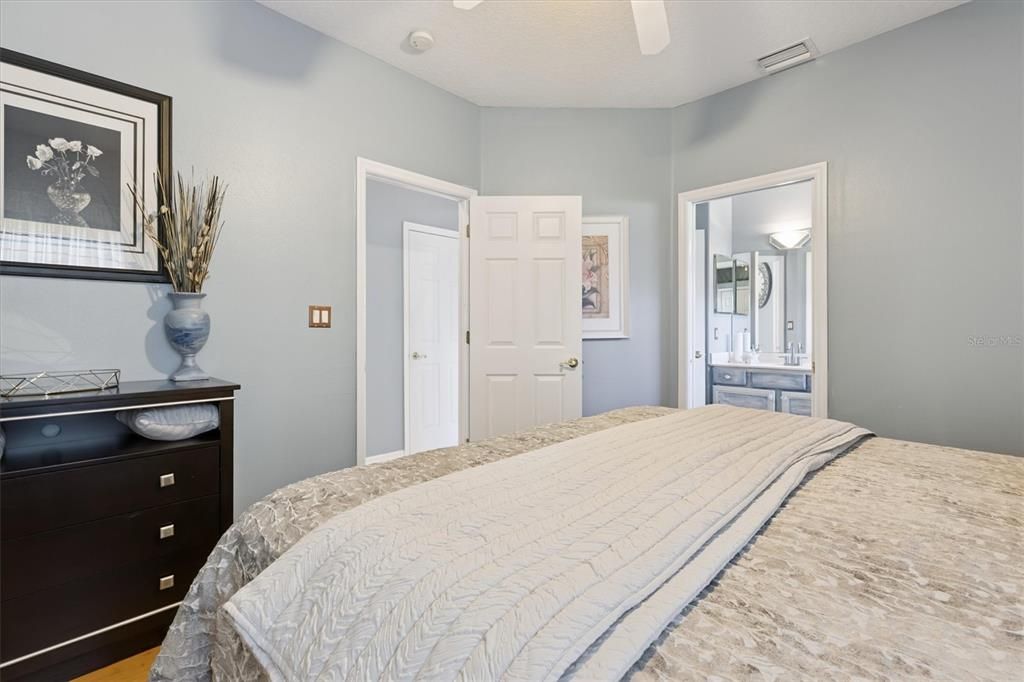 For Sale: $474,999 (3 beds, 3 baths, 2335 Square Feet)