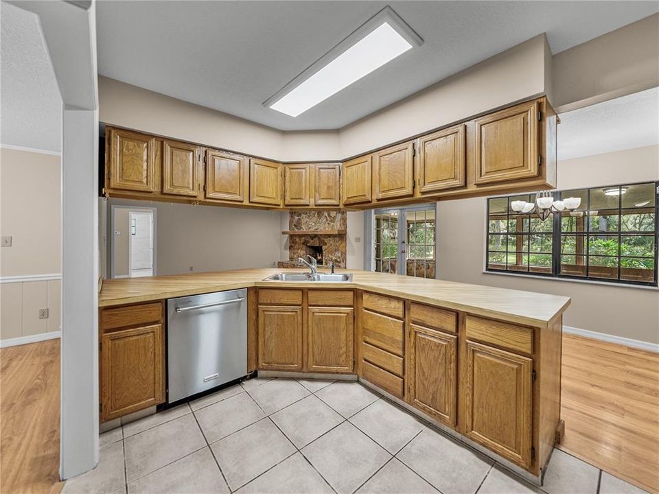 待售: $849,900 (3 贝兹, 2 浴室, 2011 平方英尺)