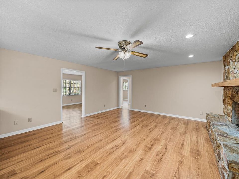 待售: $849,900 (3 贝兹, 2 浴室, 2011 平方英尺)