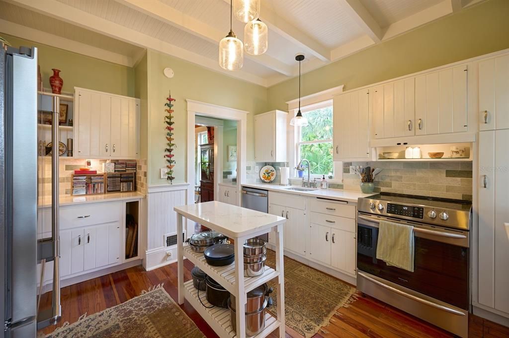 For Sale: $599,000 (4 beds, 2 baths, 1872 Square Feet)