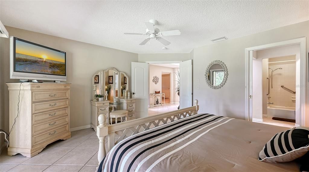 Active With Contract: $289,000 (2 beds, 2 baths, 1353 Square Feet)