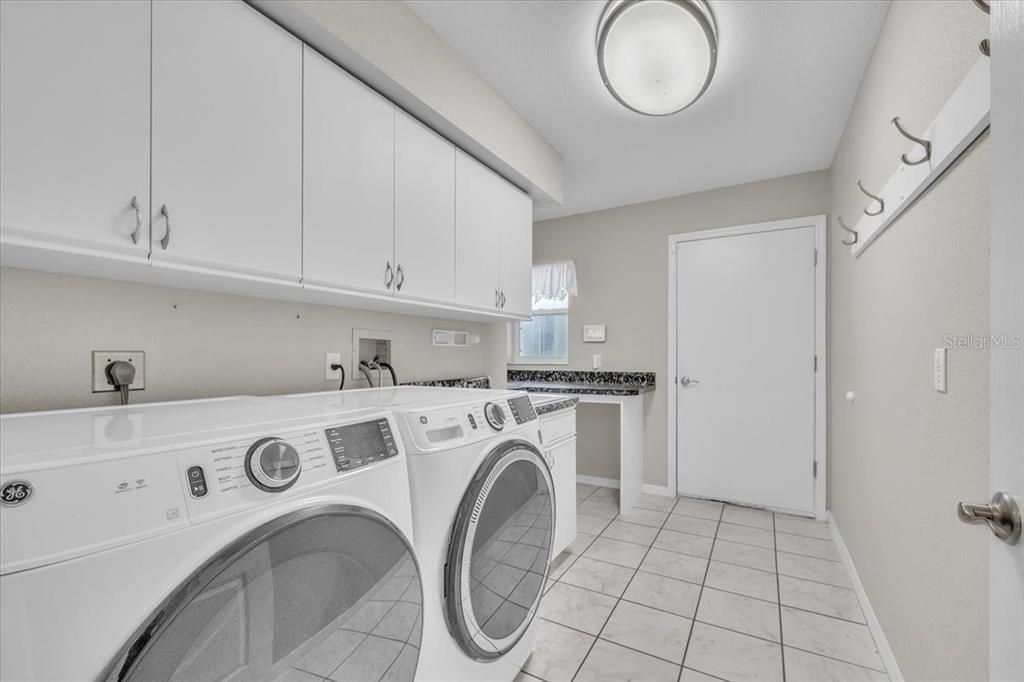 For Sale: $1,000,000 (3 beds, 2 baths, 2603 Square Feet)