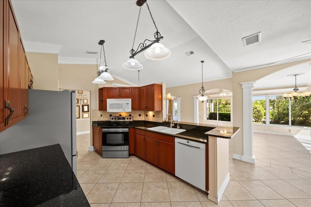 合同活跃: $250,000 (2 贝兹, 2 浴室, 1573 平方英尺)